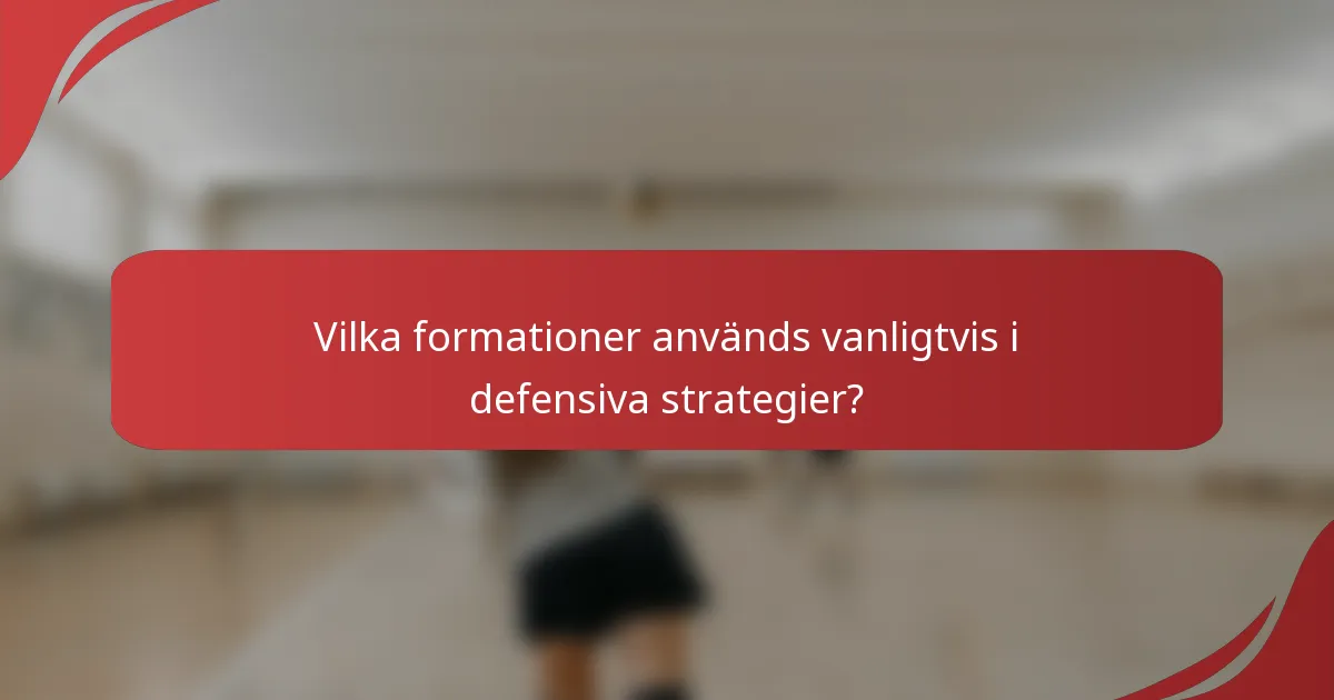 Vilka formationer används vanligtvis i defensiva strategier?